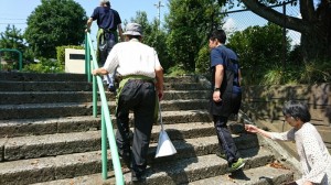 すぐ近くの公園の階段での活動