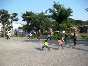 公園で子供たちと体操